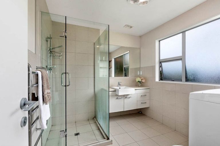 Photo of property in 77 Fairview Avenue, Fairview Heights, Auckland, 0632