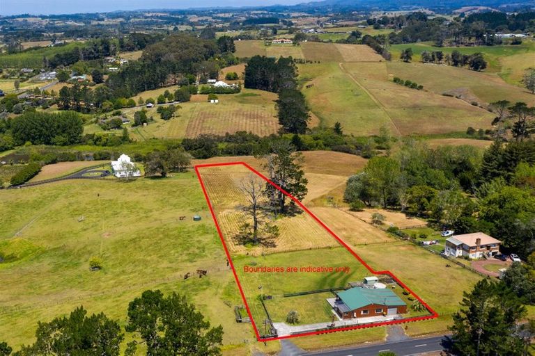 Photo of property in 137 Tawa Road, Kumeu, 0891