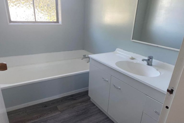 Photo of property in 112 Norana Road, Timberlea, Upper Hutt, 5018