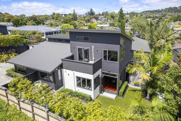 Photo of property in 25a Barron Drive, Green Bay, Auckland, 0604