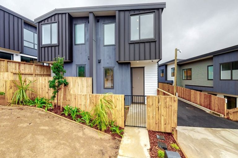 Photo of property in 7/62 Spenmoor Street, Newlands, Wellington, 6037