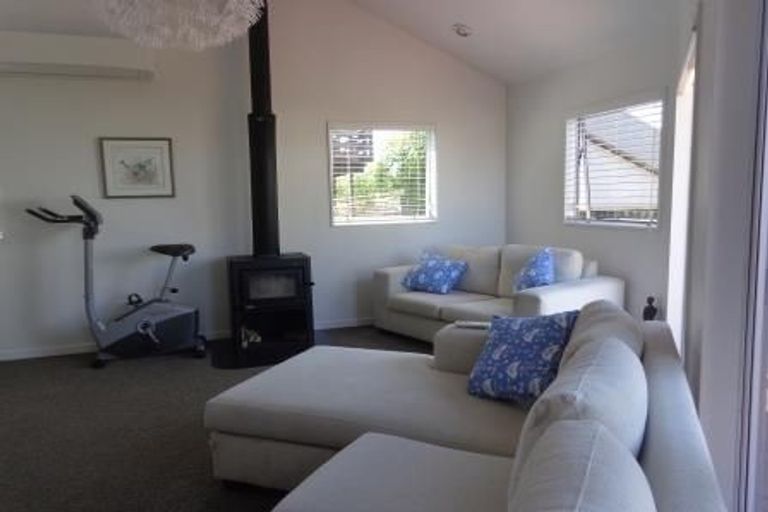 Photo of property in 18 Marina View Drive, West Harbour, Auckland, 0618