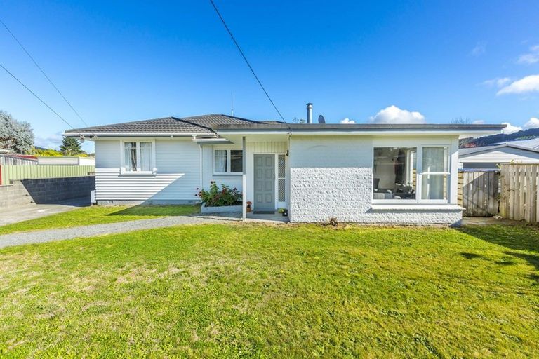 Photo of property in 21 Totara Park Road, Clouston Park, Upper Hutt, 5018