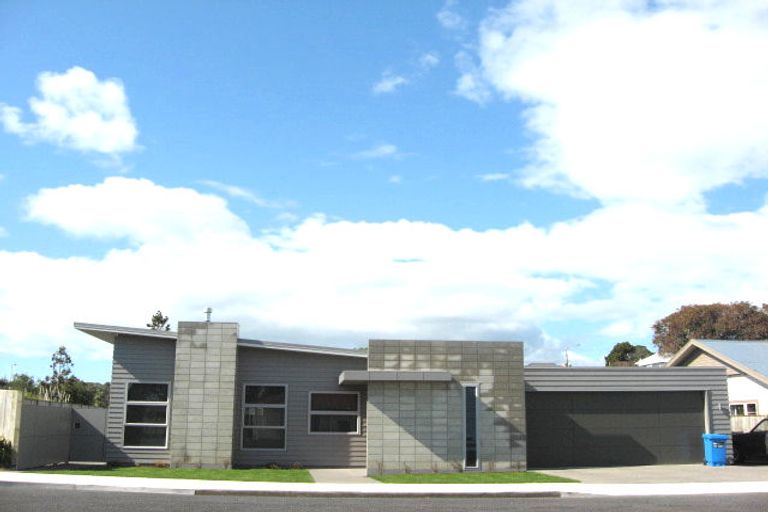 Photo of property in 4 Neve Place, Strandon, New Plymouth, 4312