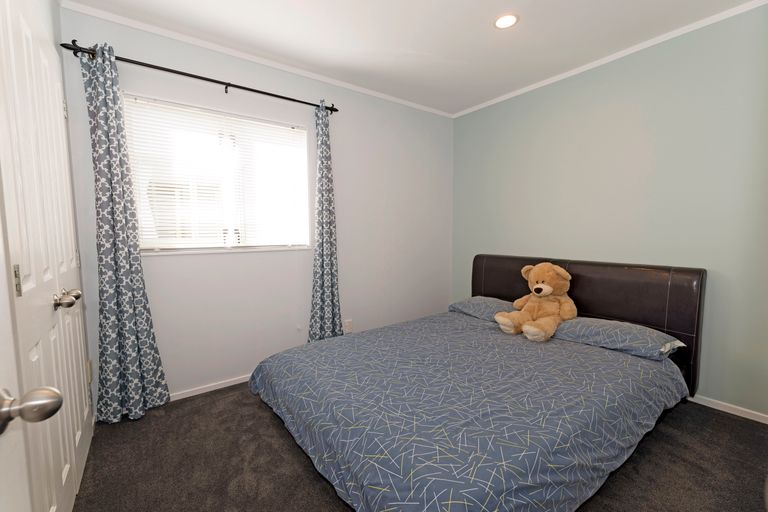 Photo of property in 3 Neta Grove, Henderson, Auckland, 0612