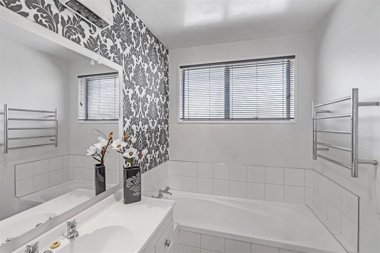 Photo of property in 31 Karnak Crescent, Russley, Christchurch, 8042