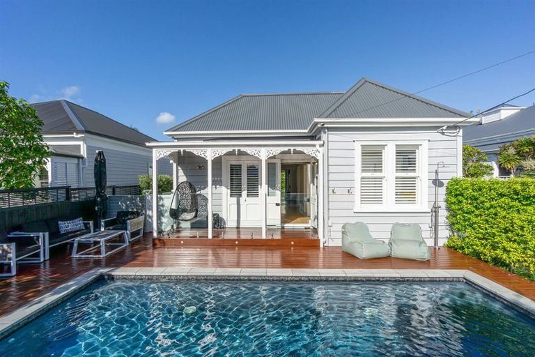 Photo of property in 67 Queen Street, Northcote Point, Auckland, 0627