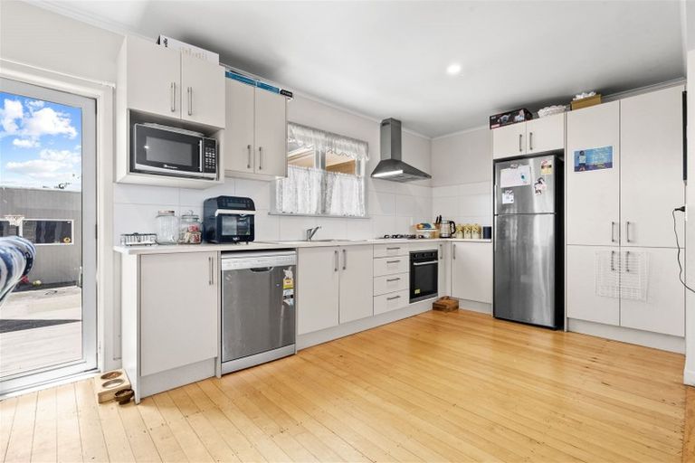 Photo of property in 102 Beaumonts Way, Manurewa, Auckland, 2102