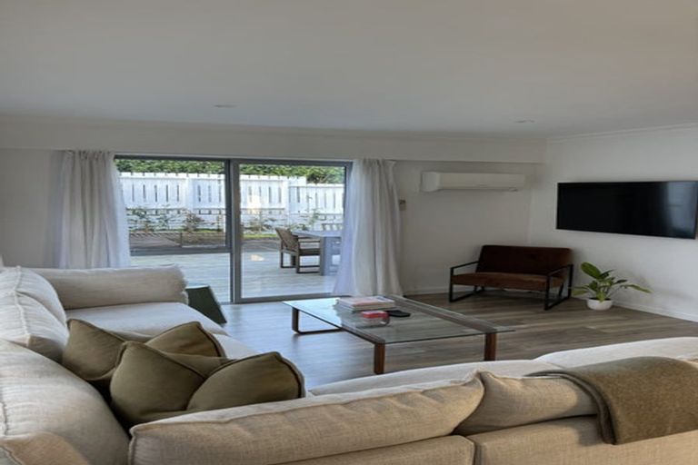 Photo of property in 1/38 Hillcrest Avenue, Hillcrest, Auckland, 0627