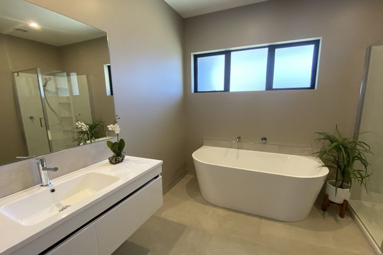 Photo of property in 8 Howden Drive, Jacks Point, 9371