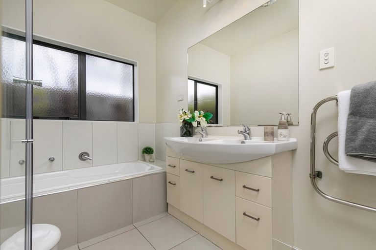 Photo of property in 48 Huntington Park Drive, Greenhithe, Auckland, 0632