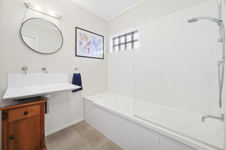 Photo of property in 1 Melandra Road, Stanmore Bay, Whangaparaoa, 0932