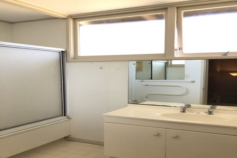 Photo of property in 1/11 Parr Terrace, Castor Bay, Auckland, 0620