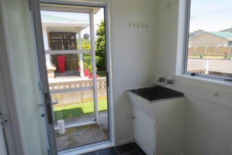 Photo of property in 8 Simons Street, Moturoa, New Plymouth, 4310