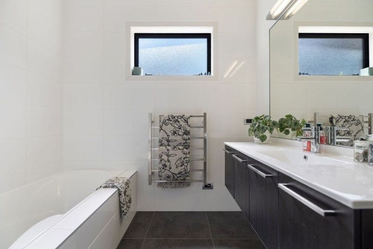 Photo of property in 70 Wynyard Crescent, Fernhill, Queenstown, 9300