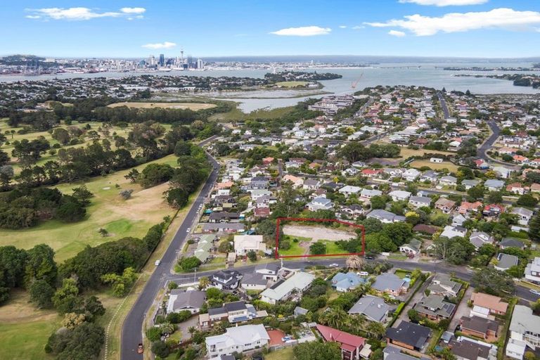 Photo of property in 16-18 Handley Avenue, Narrow Neck, Auckland, 0624