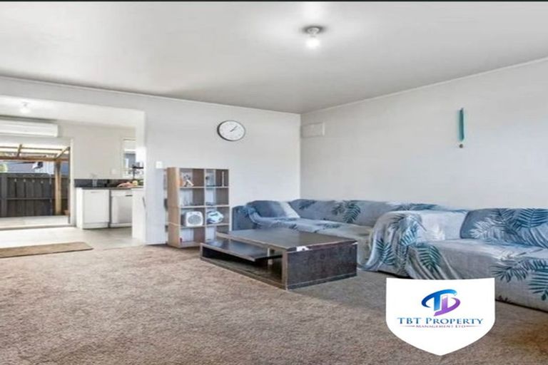 Photo of property in 2/41 Challen Close, Conifer Grove, Takanini, 2112