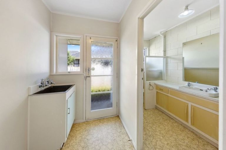 Photo of property in 2/55 Orams Road, Hillpark, Auckland, 2102