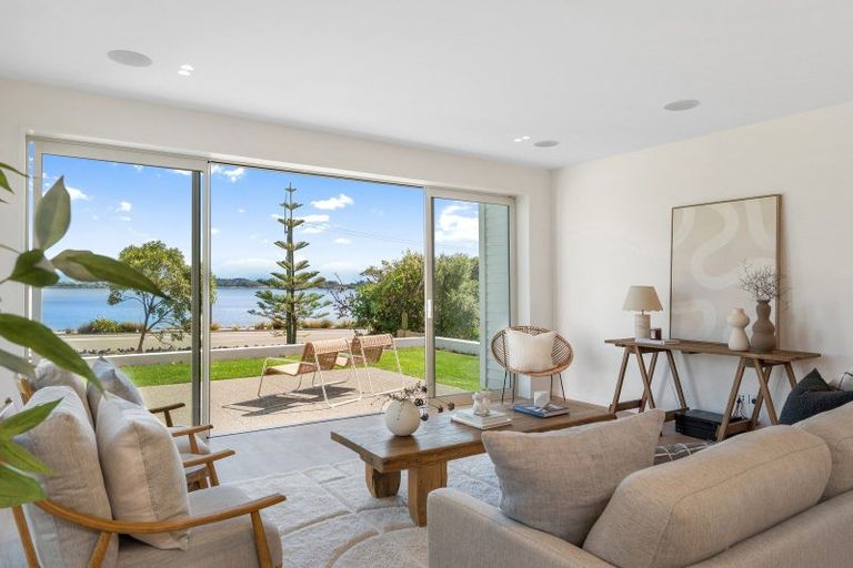 Photo of property in 2/1 The Brae, Mount Pleasant, Christchurch, 8081