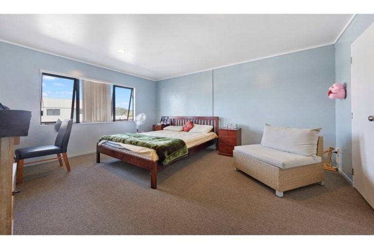 Photo of property in 10/11 Jack Conway Avenue, Manukau, Auckland, 2104