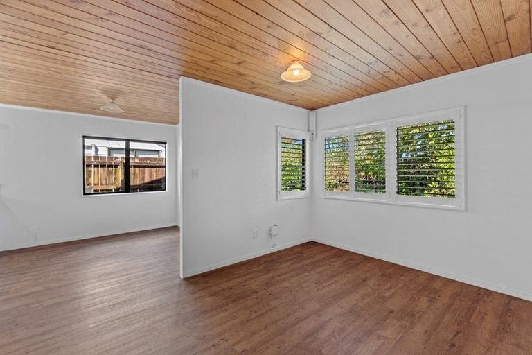 Photo of property in 3/121 Bruce Mclaren Road, Henderson, Auckland, 0612