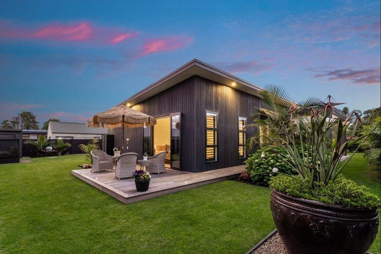 Photo of property in 72 Point Wells Road, Point Wells, 0986