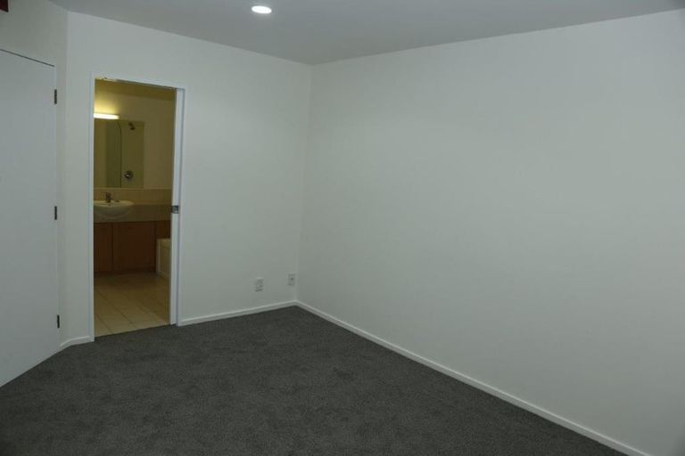 Photo of property in Metro Apartments, 13/220 Thorndon Quay, Pipitea, Wellington, 6011