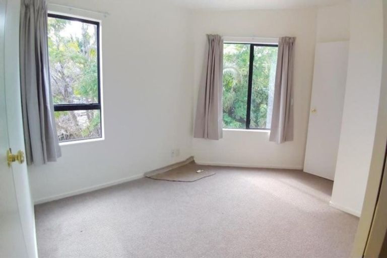 Photo of property in 2/6 Mira Place, Windsor Park, Auckland, 0632