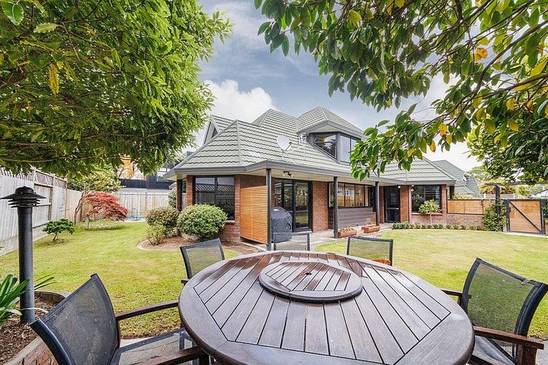 Photo of property in 15 Phoenix Avenue, Hokowhitu, Palmerston North, 4410