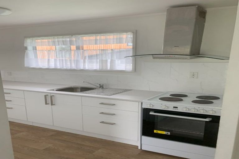 Photo of property in 31 Fitzherbert Avenue, West Harbour, Auckland, 0618