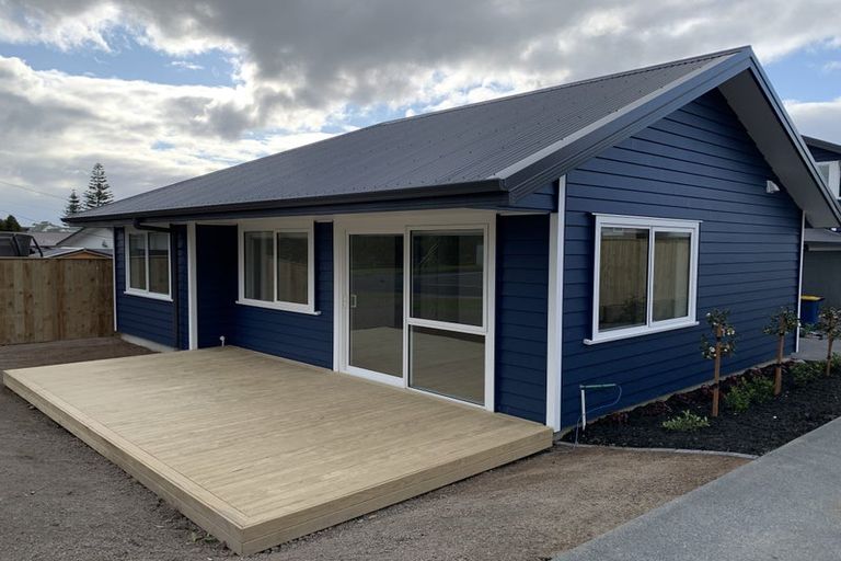 Photo of property in 24 Rewarewa Road, Te Atatu Peninsula, Auckland, 0610