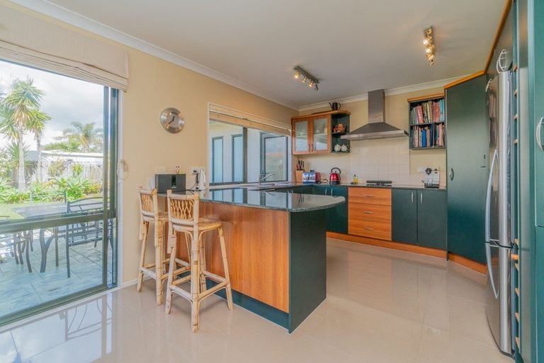 Photo of property in 5 Tollana Road, Te Atatu Peninsula, Auckland, 0610