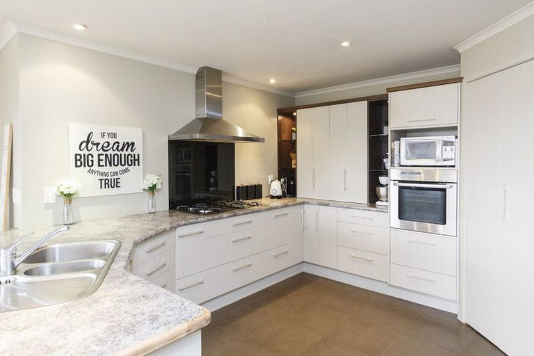 Photo of property in 28 Johnstone Drive, Fitzherbert, Palmerston North, 4410