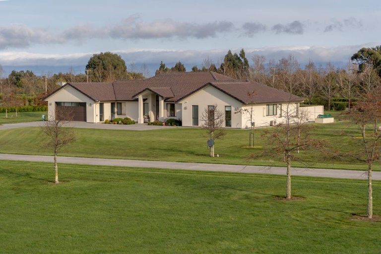 Photo of property in 6 Eagle Place, Martinborough, 5711