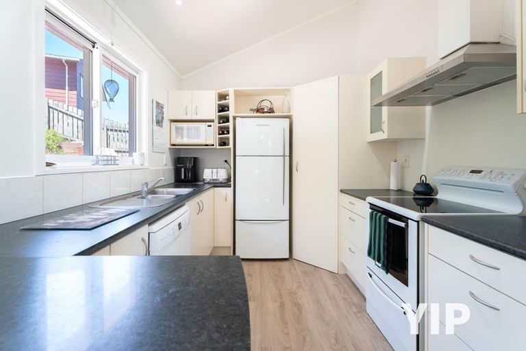 Photo of property in 18 Mandeville Crescent, Grenada Village, Wellington, 6037