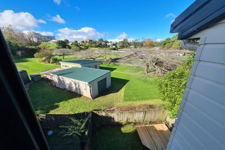 Photo of property in 38 Verdale Circle, Glen Eden, Auckland, 0602