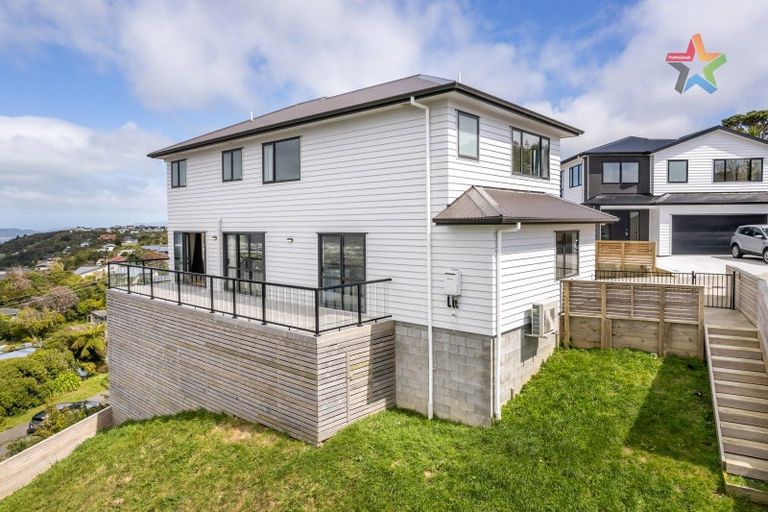 Photo of property in 8 Poto Road, Normandale, Lower Hutt, 5010