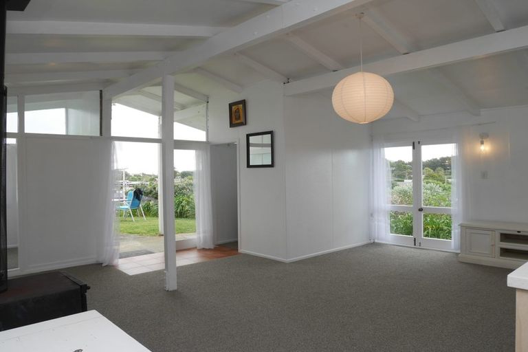 Photo of property in 25 Hemara Street, Waikanae Beach, Waikanae, 5036