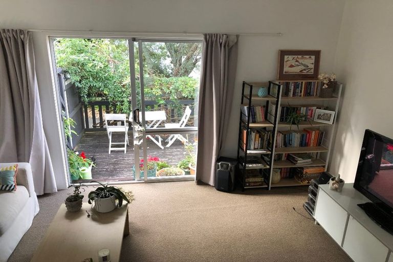 Photo of property in 1/32 Knightsbridge Drive, Forrest Hill, Auckland, 0620