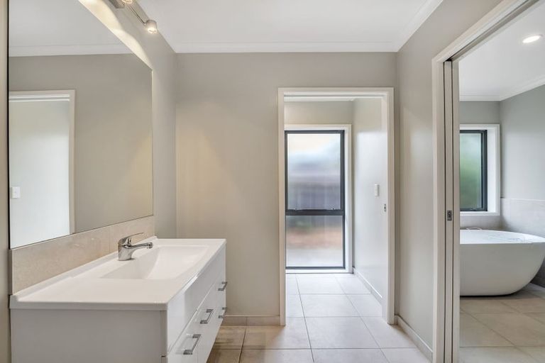 Photo of property in 3 Crabapple Close, Milson, Palmerston North, 4414