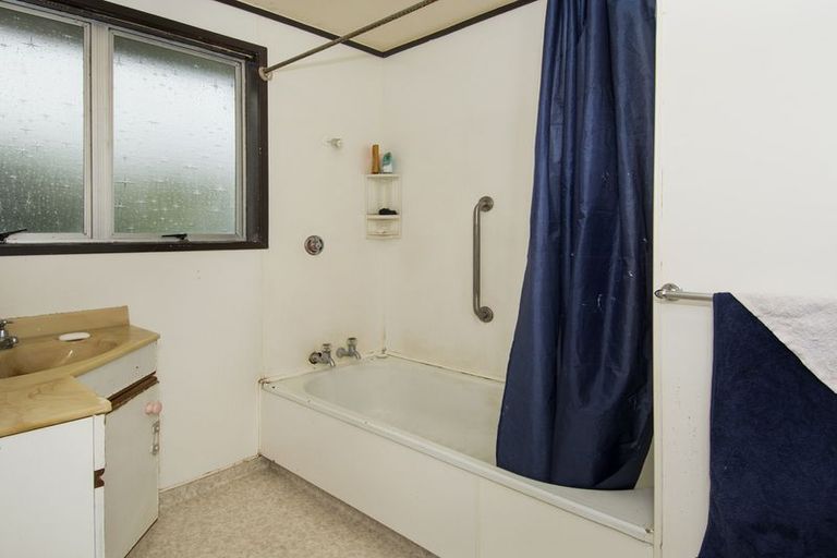 Photo of property in 2 Dingadee Street, Welcome Bay, Tauranga, 3112