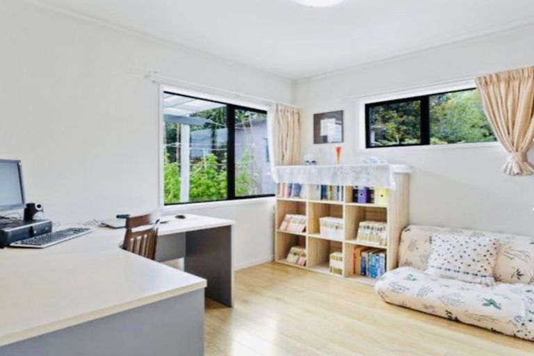 Photo of property in 30 Mannering Place, Hillcrest, Auckland, 0627