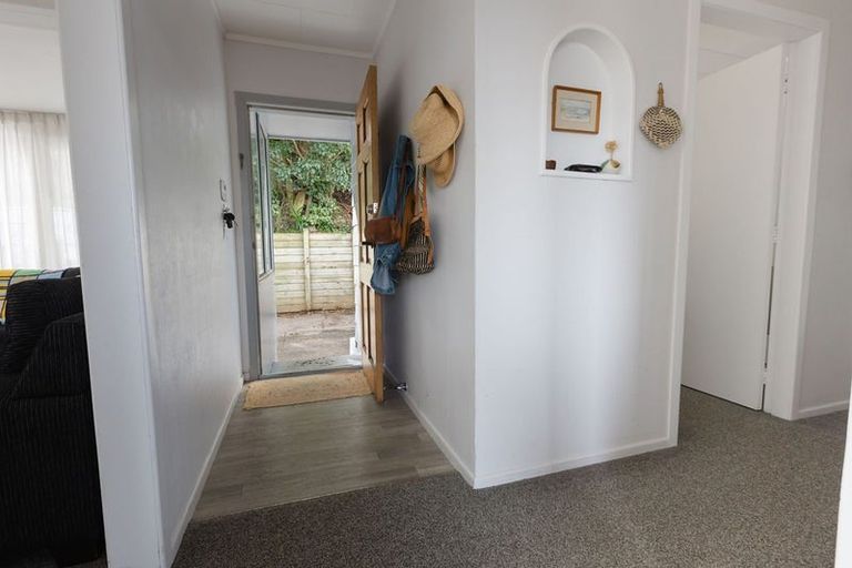 Photo of property in 5 Poharama Place, Marfell, New Plymouth, 4310