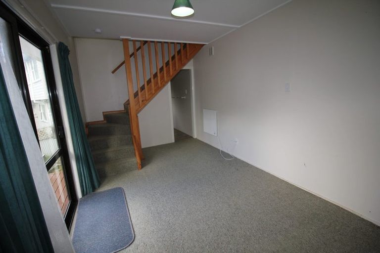 Photo of property in 3 Blandford Way, Newlands, Wellington, 6037
