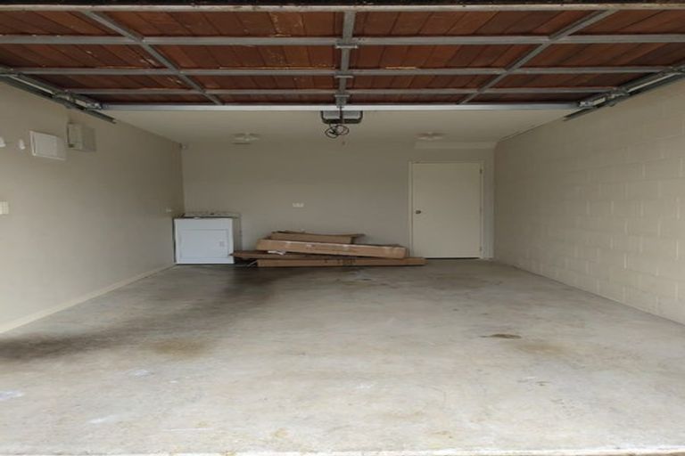 Photo of property in 25 Spalding Rise, Golflands, Auckland, 2013