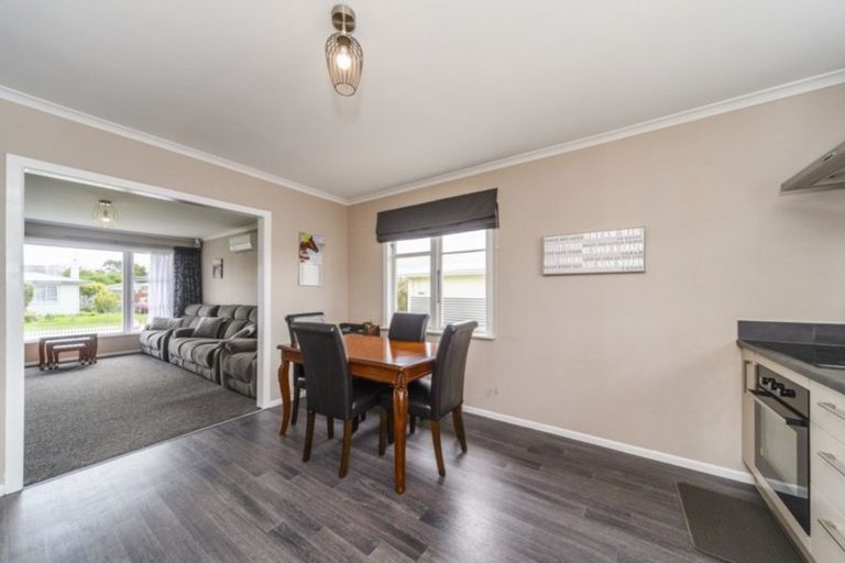 Photo of property in 16 Battersea Place, Roslyn, Palmerston North, 4414