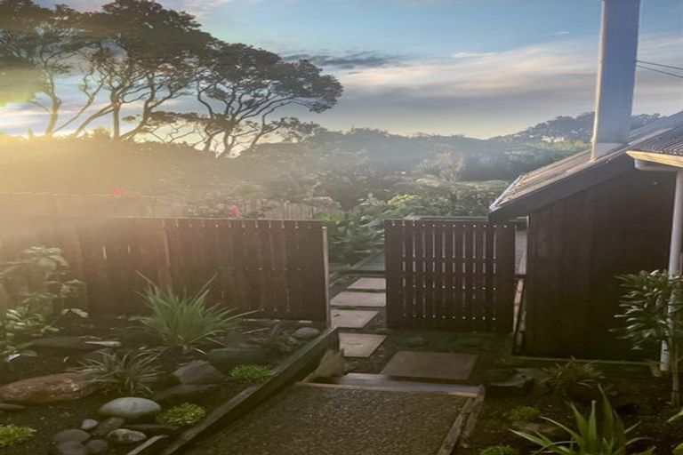 Photo of property in 15 Domain Crescent, Muriwai, Waimauku, 0881