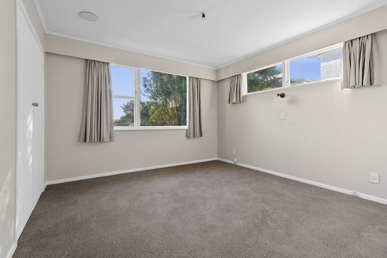 Photo of property in 3a Kinapori Terrace, Newlands, Wellington, 6037