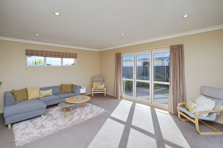 Photo of property in 5 Corsican Grove, Parklands, Christchurch, 8083