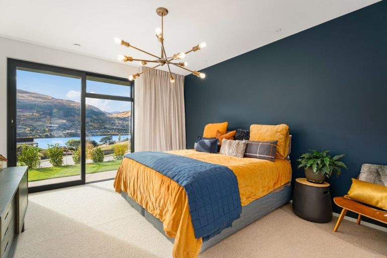 Photo of property in 11 Red Deer Rise, Kelvin Heights, Queenstown, 9300